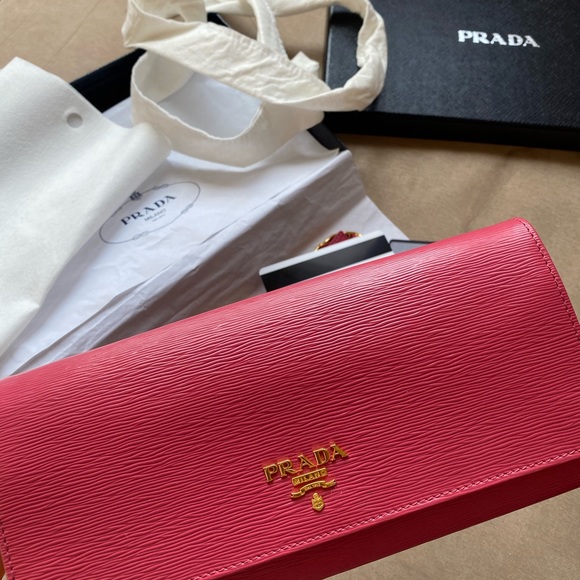 Wallet on Chain Saffiano Leather - Picture 1 of 10